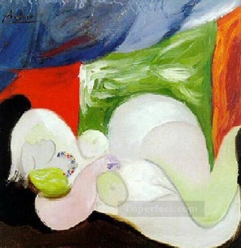 パブロ・ピカソ Painting - ネックレスを付けて横たわる裸体 1932年 パブロ・ピカソ